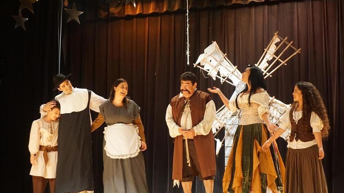 El evento Cervantes en Miami presentará ‘Las aventuras de Don Quijote’, con un elenco que mezcla niños y adultos. Desde la izquierda: Nicholas Forero, Pipe Santa, Mariel Pini, Guadalupe Hernández, Helena Rodríguez y Mylena Barrios.