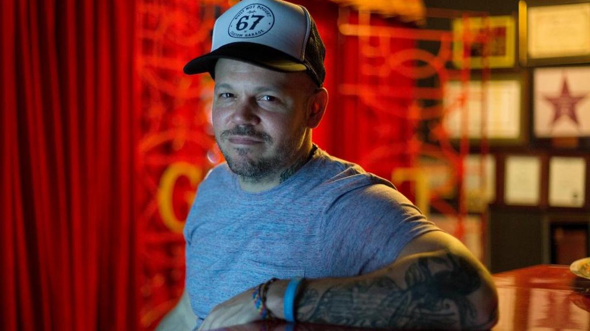 El cantautor puertorriqueño René Perez, más conocido como Residente, llegará a la isla este miércoles 4 de octubre para donar $200,000 que se usarán para la compra de artículos de primera necesidad y reconstrucción de hogares, para ayudar a los afectados por el paso del huracán María.