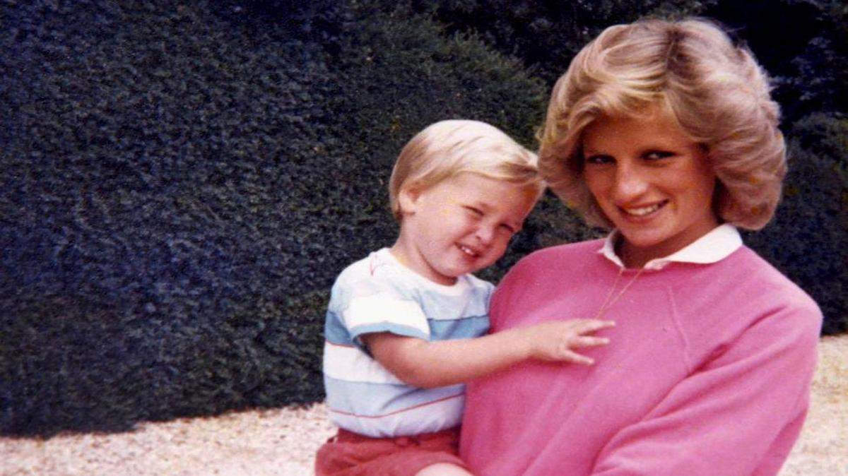 Una foto sin fecha de la difunta Diana, la Princesa de Gales con el príncipe Guillermo mientras estaba embarazada del príncipe Enrique.