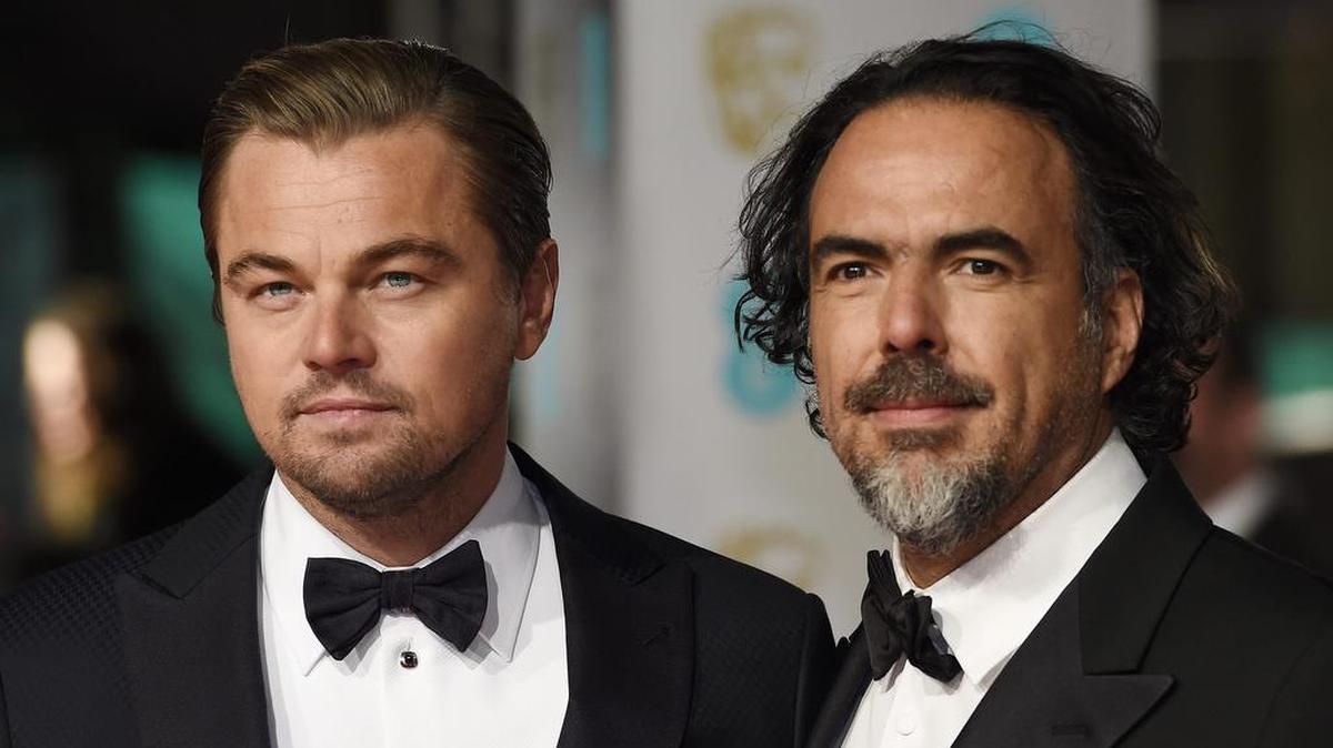 Leonardo DiCaprio (i) y Alejandro González Iñárritu en el Royal Opera House de Londres, Gran Bretaña, el 14 de febrero de 2016 para los premios de la Academia Británica de Cine y Televisión (BAFTA).