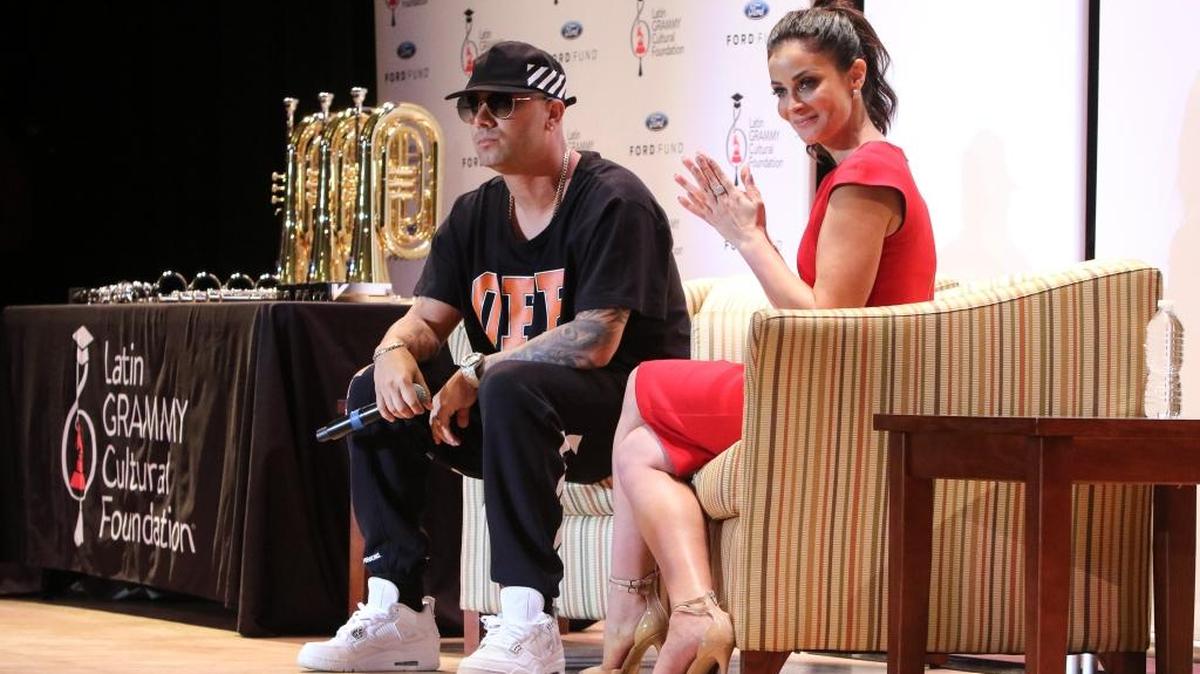 El cantante puertorriqueño Wisin junto a la ex Miss Universo Dayanara Torres hablan ante un centenar de estudiantes de la escuela secundaria Miami Senior High School, situada en el icónico barrio de La Pequeña Habana. Wisin y la ex Miss Universo entregaron instrumentos musicales por valor de 20,000 dólares a los alumnos de una escuela secundaria de Miami a los que aseguraron que solo el humilde y el que sabe trabajar en equipo puede triunfar.