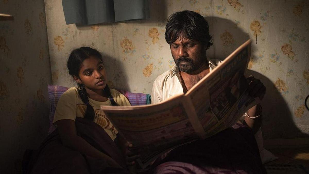La niña Claudine Vinasithamby junto a Jesuthasan Antonythasan en una escena del filme ‘Dheepan’.