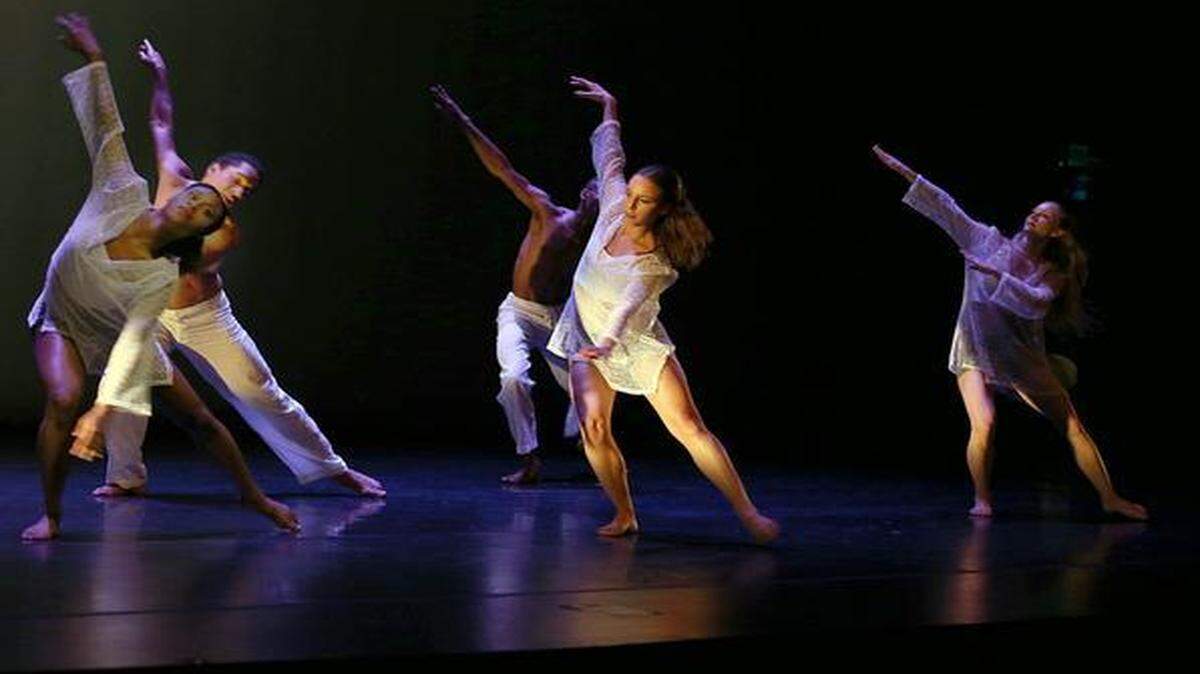 
Bailarines de Miami Contemporary Dance Company en ‘Light’, de Ray Sullivan, con música de Kevin Keller, se presentó el viernes en Colony Theatre en Miami Beach.
