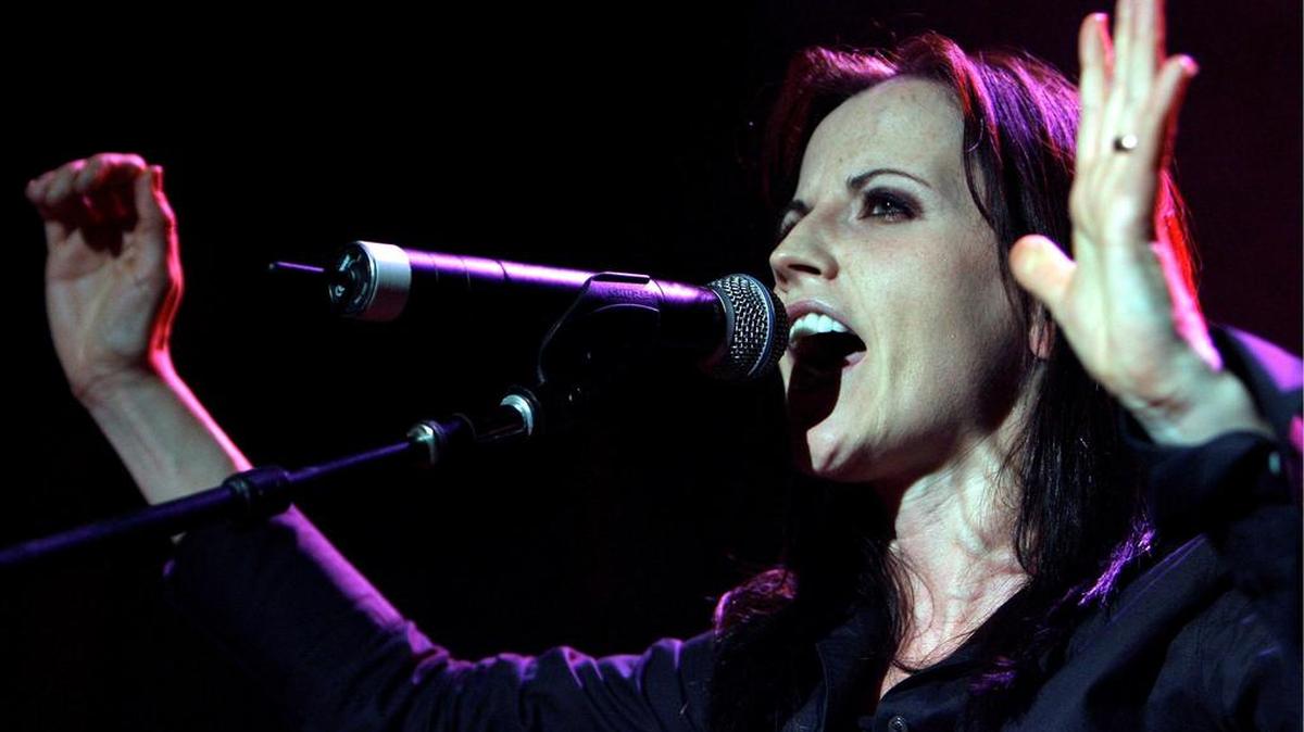 Imagen de archivo de la cantante del grupo musical The Cranberries, Dolores O'Riordan, durante una actuación de su gira en solitario en Zúrich, Suiza, el 1 de junio de 2007.