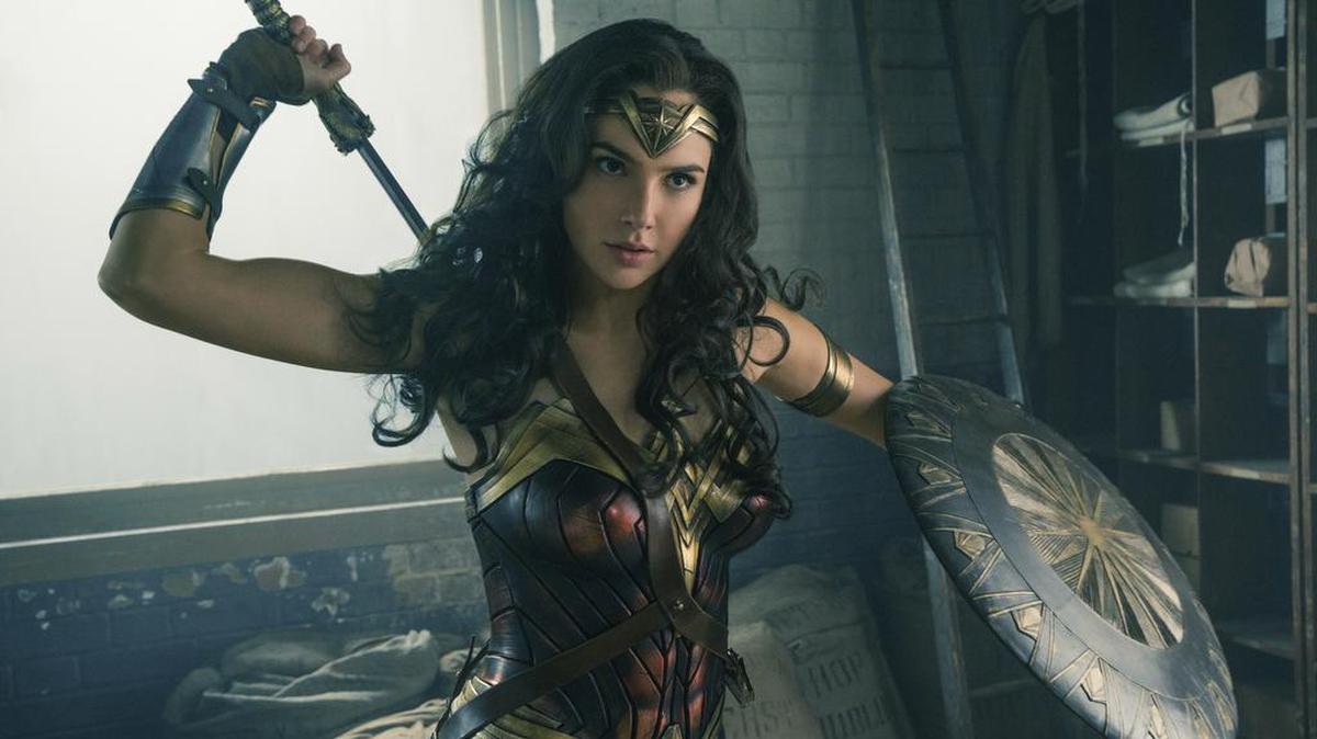 ”Wonder Woman“, protagonizada por Gal Gadot, cuenta el origen de la superheroína desde que era conocida simplemente como Diana, princesa de las Amazonas