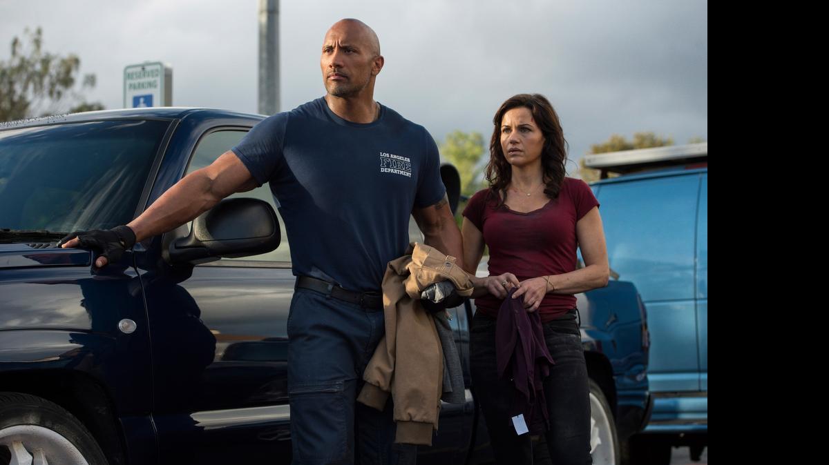 
Dwayne Johnson y Carla Gugino en el thriller de acción ‘San Andreas’, dirigido por Brad Peyton.
