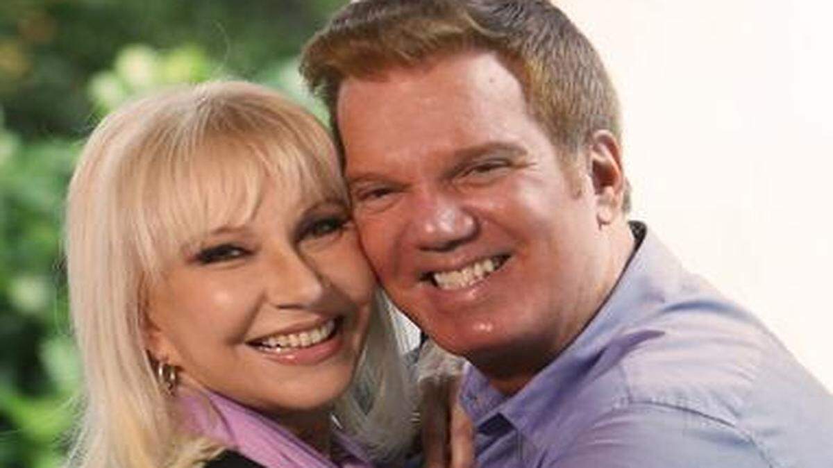 
Lissette y Willy Chirino en el patio de su nuevo hogar en Pinecrest. Este sábado celebran el Día de los Enamorados, juntos en concierto en el Fillmore de Miami Beach.
