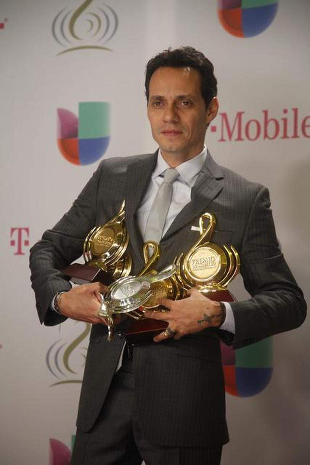 El cantante estadounidense Marc Anthony posa tras recibir varios galardones en la ceremonia de la edición 26 del “Premio Lo Nuestro” a la música latina, el jueves 20 de febrero de 2014, en la American Airlines Arena de Miami.