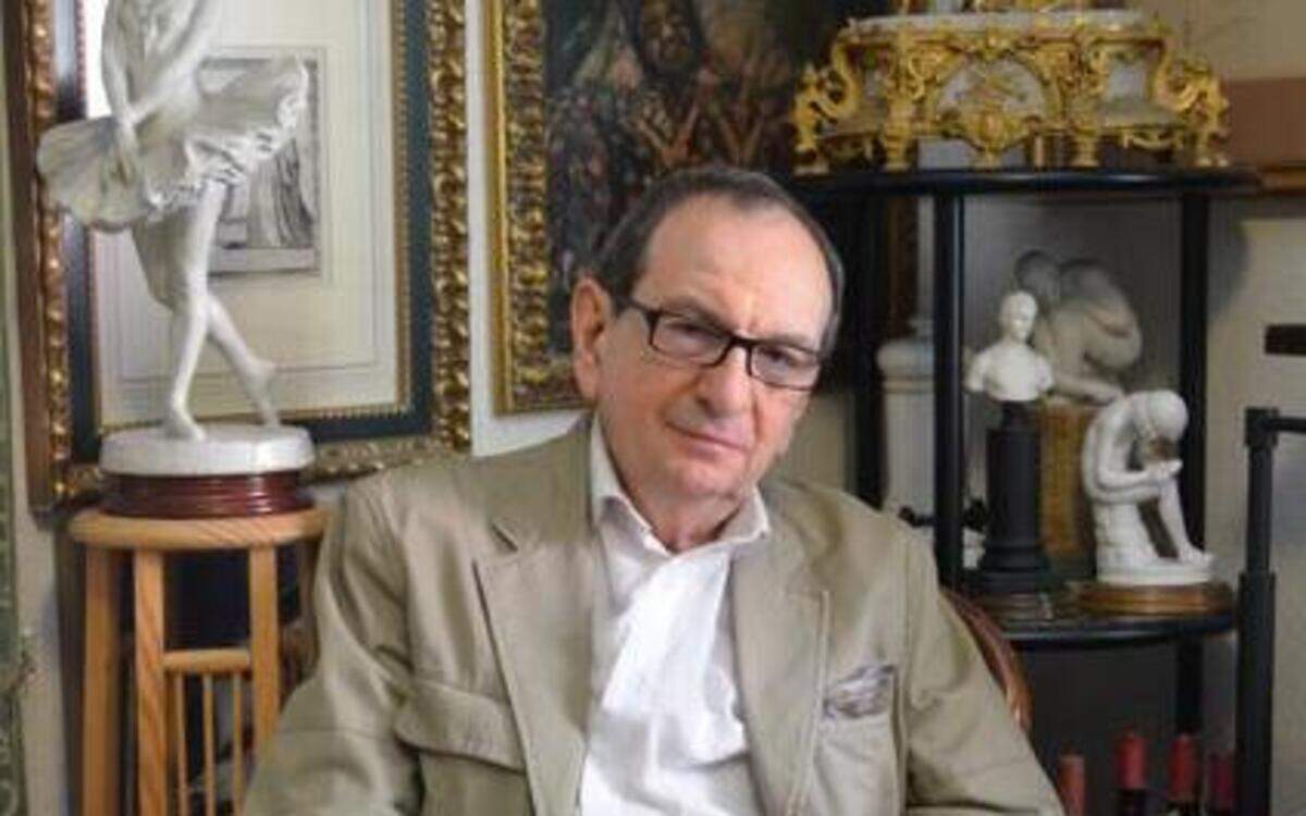 
El crítico de ballet Roger Salas en su despacho de Madrid. Salas presentó en Miami su libro ‘Papelería sobre la danza (y el ballet)’ en el Centro Cultural Hispano de las Artes.

