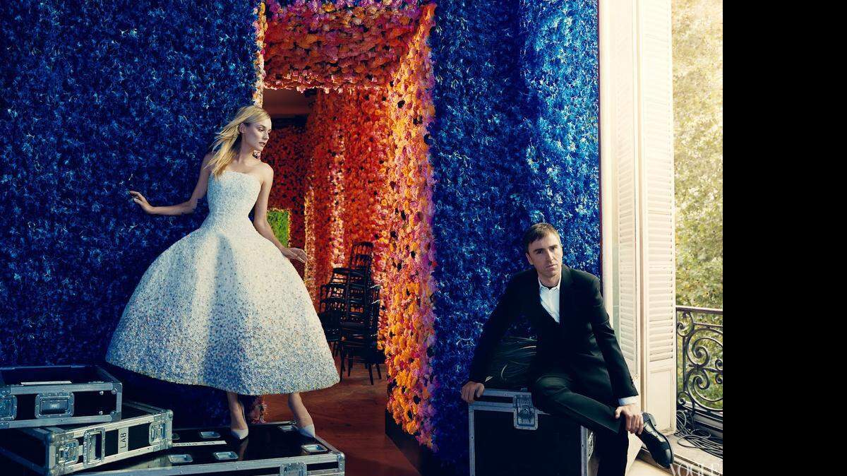 
El diseñador belga Raf Simons, que preside la casa Dior, con una de las modelos que llevan sus diseños.
