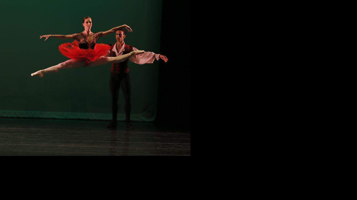 
Sophie Benoit and Guido Sarno, del Czech National Ballet bailan el ‘pas de deux’ de ‘Esmeralda’ , en Etoiles Grand Classical Gala en Miami-Dade County Auditorium.
