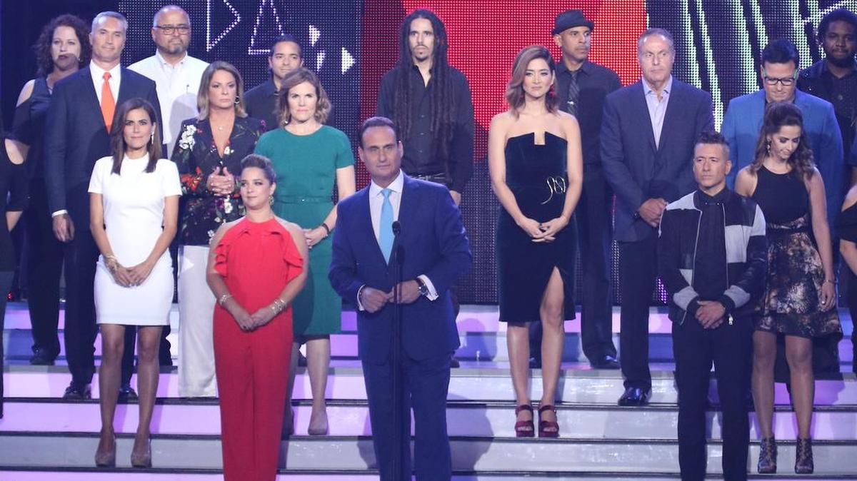 El presentador de Telemundo José Díaz-Balart y el equipo de noticias envían un mensaje contra el odio y la discriminación durante los Premios Tu Mundo, en Miami, el 24 de agosto del 2017.