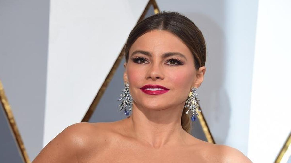 Sofia Vergara llega a la alfombra roja de los Oscar 88 el 28 de febrero de 2016 en Hollywood, California.