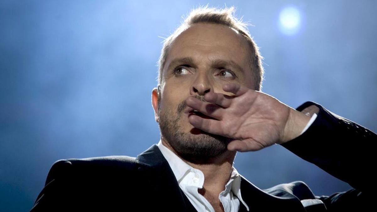 El cantante Miguel Bosé durante su actuación en el macroconcierto "La Pepa 2012", organizado por el Consorcio para la Conmemoración del Bicentenario de la Constitución de 1812 y la cadena de televisión MTV en San Fernando, Cádiz.