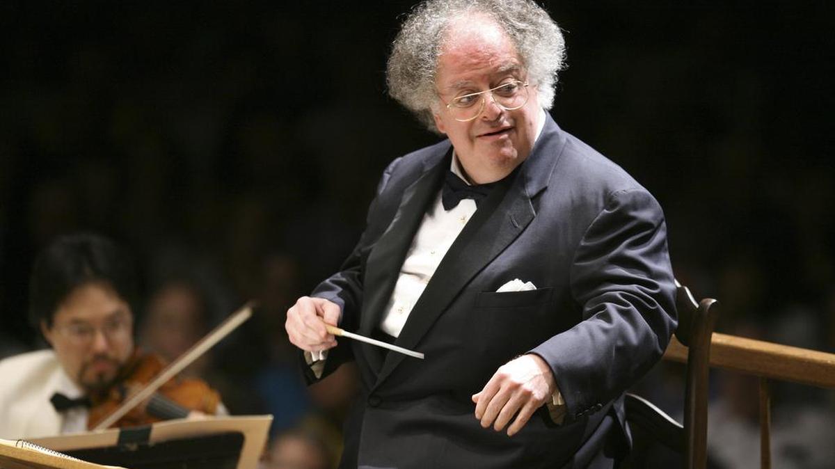Foto de archivo del 7 de julio de 2006, del director musical de la Orquesta Sinfónica de Boston, James Levine, dirigiendo la sinfonía en su presentación nocturna de apertura en Tanglewood en Lenox., Mass.