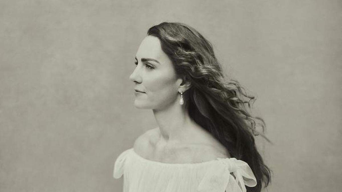 Esta fotografía de folleto publicada por el Palacio de Kensington el 8 de enero de 2022 muestra a la británica Catherine, duquesa de Cambridge en Kew Gardens, al suroeste de Londres, tomada en noviembre de 2021, marcando su cuadragésimo cumpleaños el 9 de enero de 2022. - El retrato, realizado por el fotógrafo Paolo Roversi, pasará a formar parte de la Colección permanente de la Galería Nacional de Retratos, de la que La Duquesa es Patrona. (Foto de Paolo Roversi / KENSINGTON PALACE / AFP)