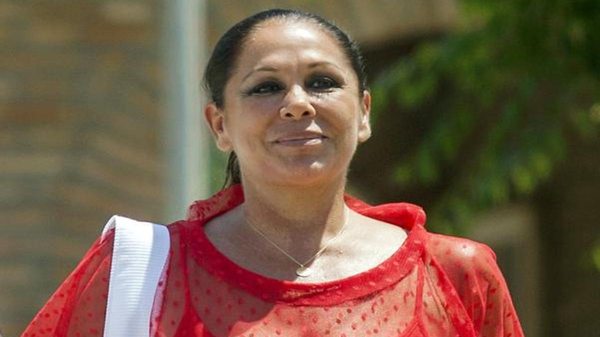 
La cantante española Isabel Pantoja abandonó el lunes la cárcel donde cumple una pena de dos años por blanqueo de capitales para disfrutar de un permiso penitenciario de cuatro días concedido por la Justicia.

