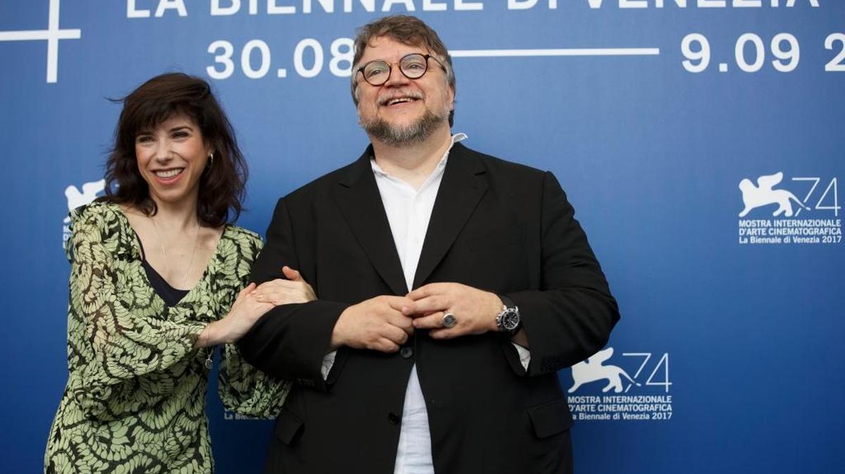 La actriz Sally Hawkins con el director Guillermo Del Toro durante el estreno mundial de ‘The Shape of Water’, en el Festival de Cine de Venecia.
