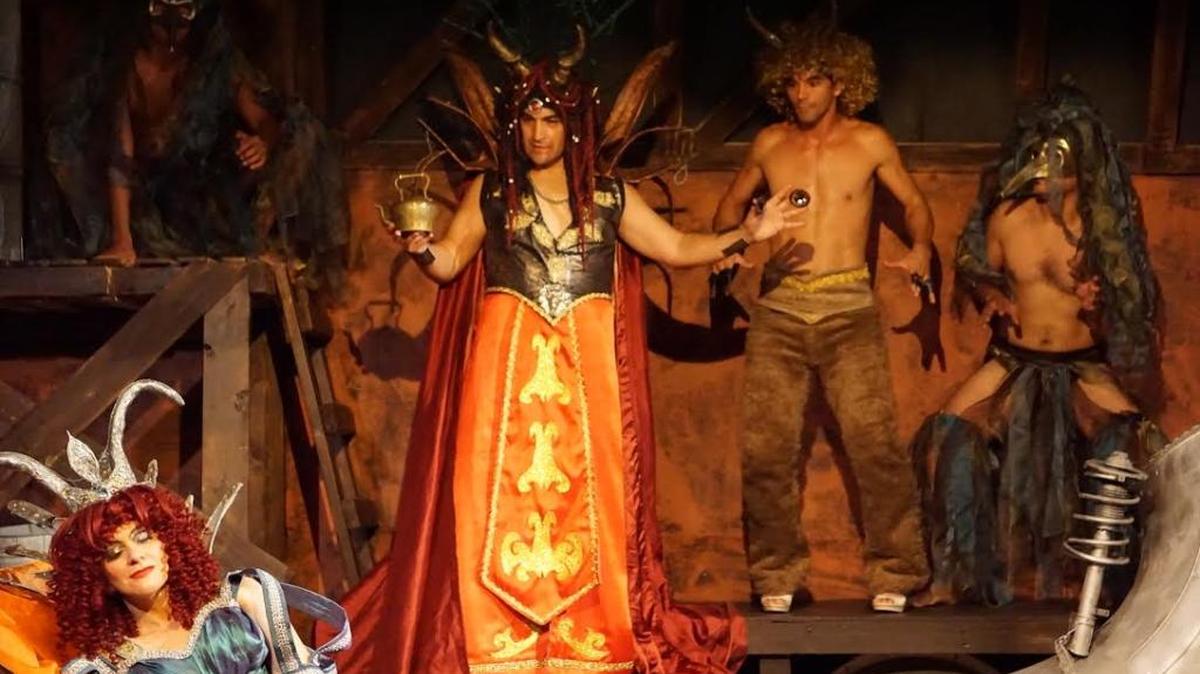 En primer plano: Verónica Abruza; al fondo, Steven Salgado, David Ponce, Alejandro Gil y Luis Hernández, en ‘Sueño de una noche de verano’.