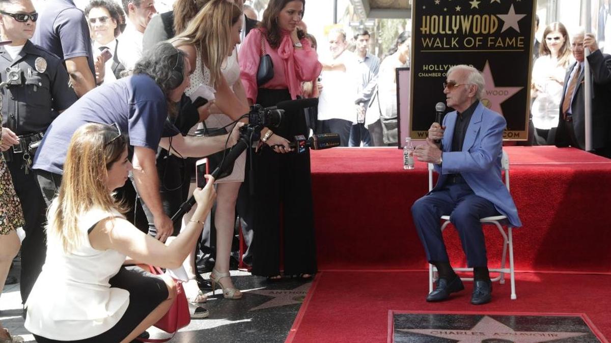 El artista francoarmenio Charles Aznavour (d) ofrece declaraciones luego de la ceremonia donde recibió una estrella en el Paseo de la Fama de Hollywood el jueves 24 de agosto de 2017, en Los Ángeles (CA, EE.UU.). Aznavour recibió la estrella número 2618 en la categoría presentaciones en vivo.