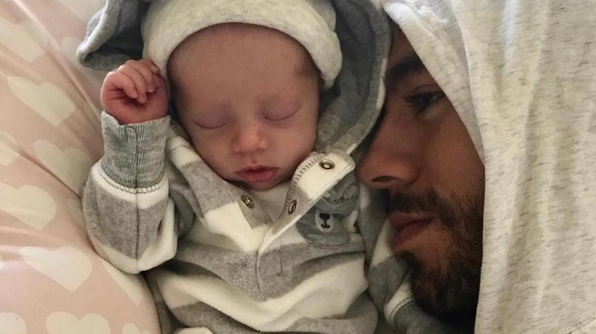Una fotografía compartida por el cantante Enrique Iglesias junto a uno de sus hijos gemelos.
