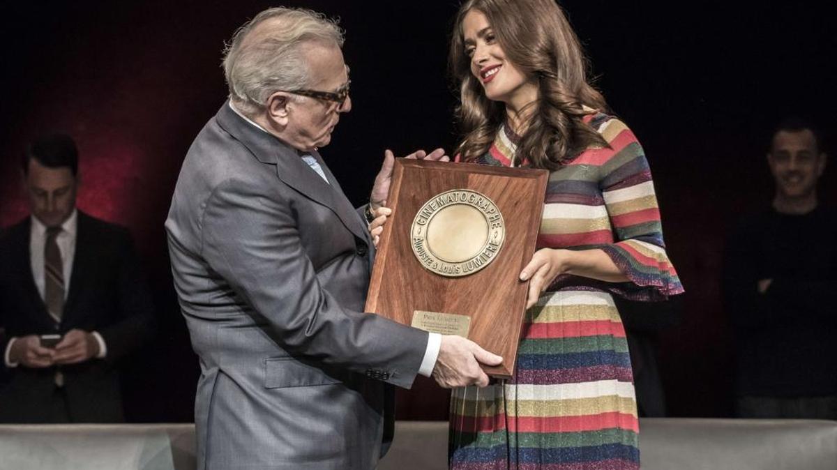 
La actriz Salma Hayek (derecha) entrega el premio Lumiere aldirector de cine estadounidense Martin Scorsese durante la séptima edición del Festival de Cine Lumiere el 16 de octubre, 2015, en Lyon, en el centro este de Francia. 
