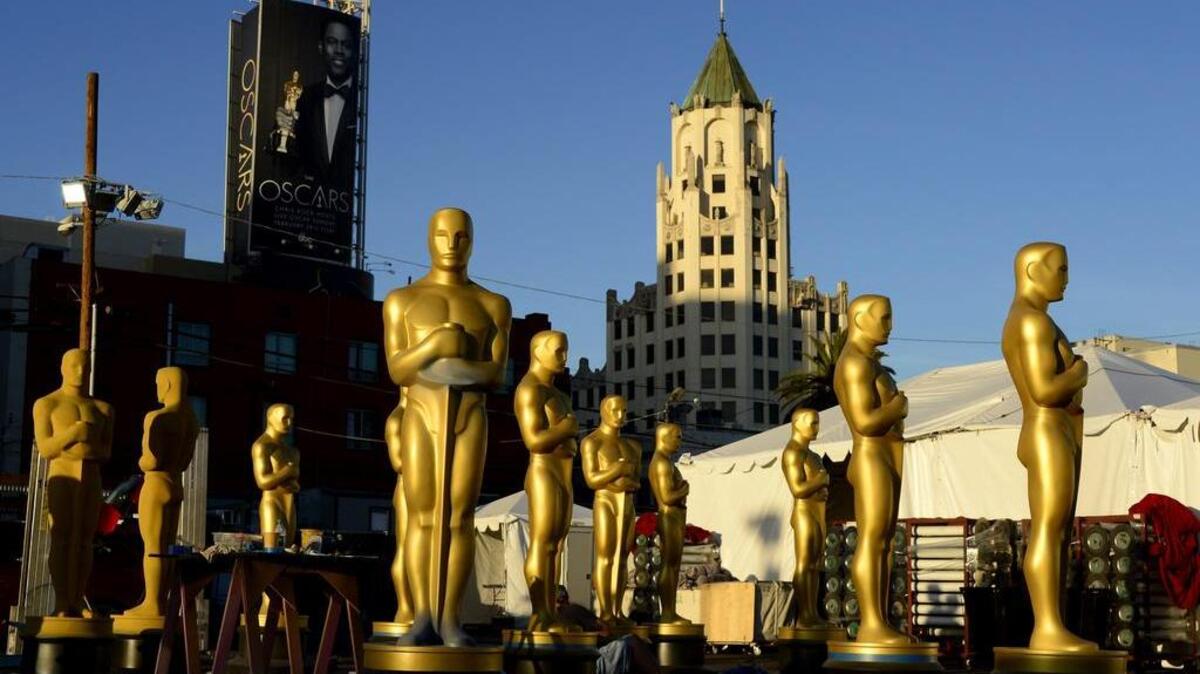 Estatuas de los Óscar son preparadas para una capa de pintura durante las preparaciones para la ceremonia de los Óscar en el Dolby Theatre en Hollywood (Estados Unidos) hoy, 25 de febrero de 2016.