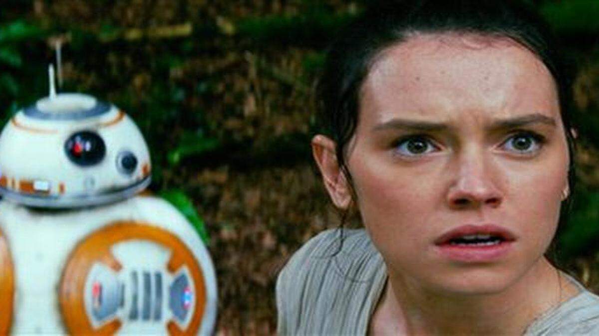 En esta imagen proporcionada por Disney/Lucasfilm, Daisy Ridley como Rey, y BB-8, en una escena de "Star Wars: El despertar de la fuerza". 