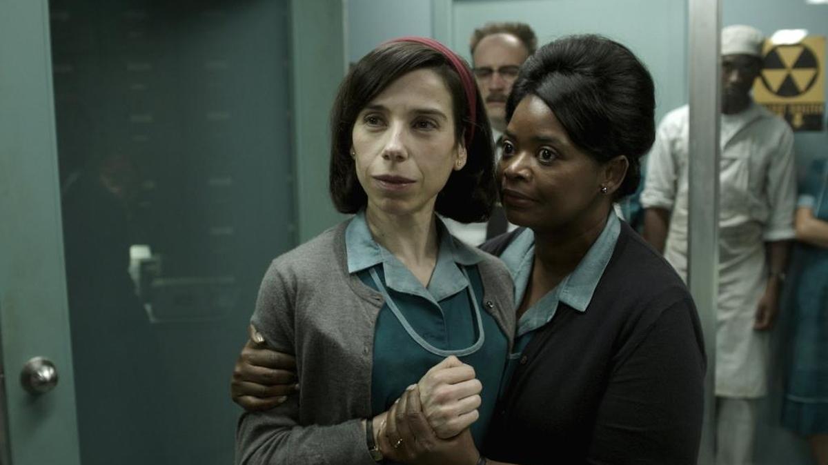 Sally Hawkins, (izq) y Octavia Spencer en “The Shape of Water” (2017), del director mexicano Guillermo del Toro, este viernes en el O Cinema Wynwood.