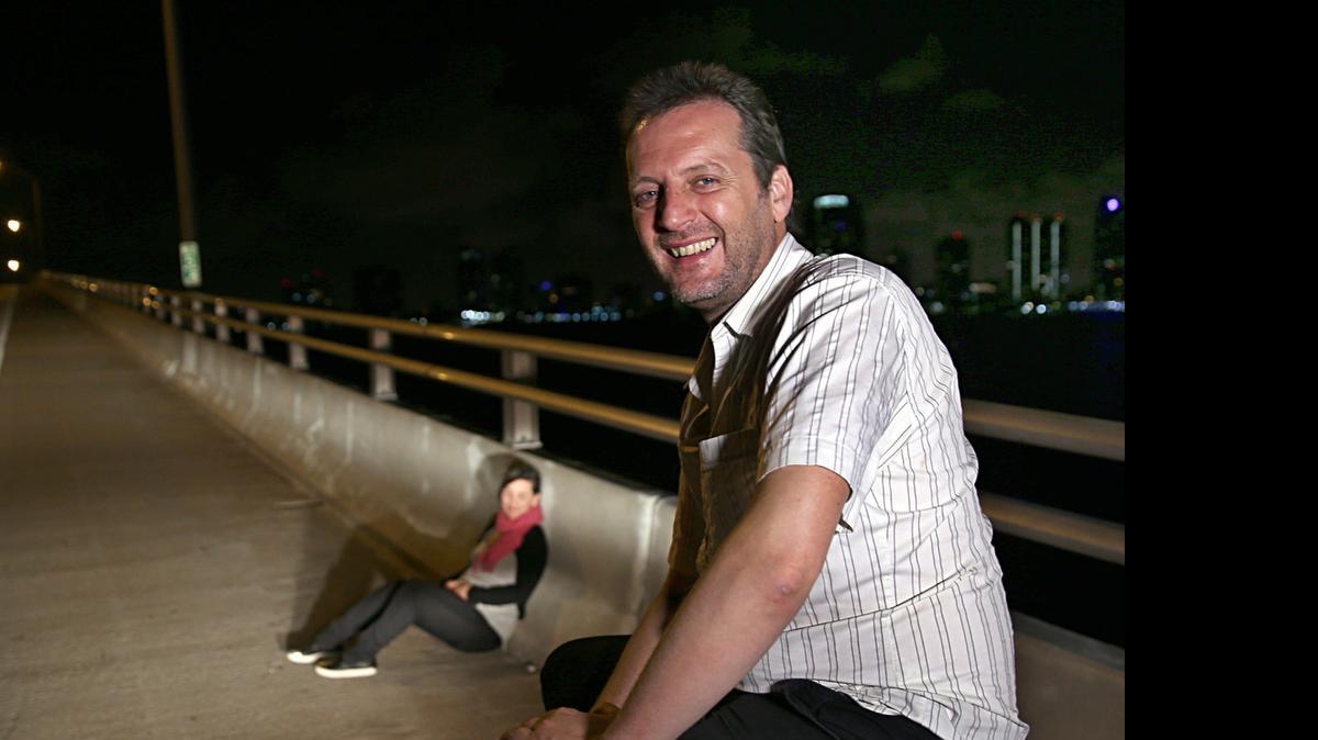 
El director Daniel Castro se encuentra en Miami para presentar su comedia ‘Ilusión’. Al fondo, su esposa, en una carretera miamense.
