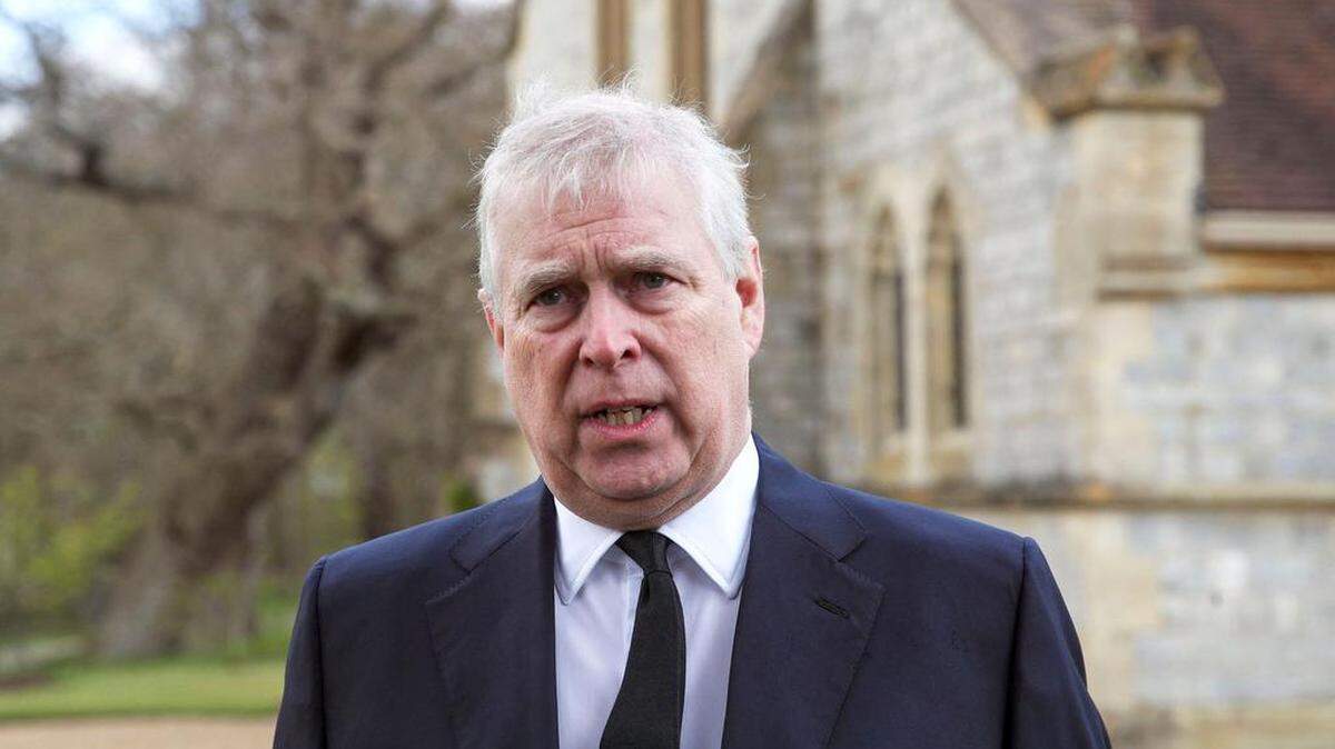 En esta foto de archivo tomada el 11 de abril de 2021, el príncipe Andrew de Gran Bretaña, duque de York, habla durante una entrevista televisiva frente a la Capilla Real de Todos los Santos en Windsor, dos días después de la muerte de su padre, el príncipe Felipe de Gran Bretaña, duque de Edimburgo