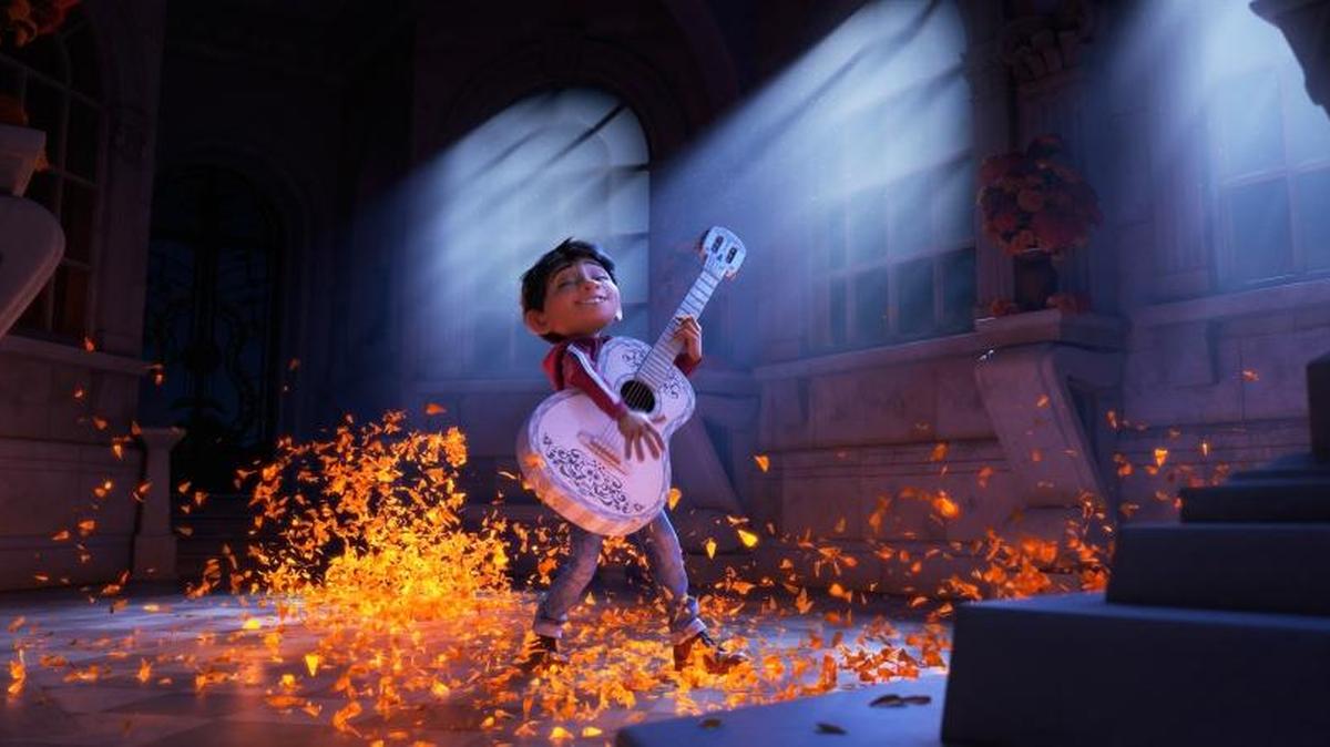 ‘Coco’ se centra en Miguel (cuya voz hace Anthony González), un chico de 12 años con corazón de músico nacido en el seno de una familia de zapateros.