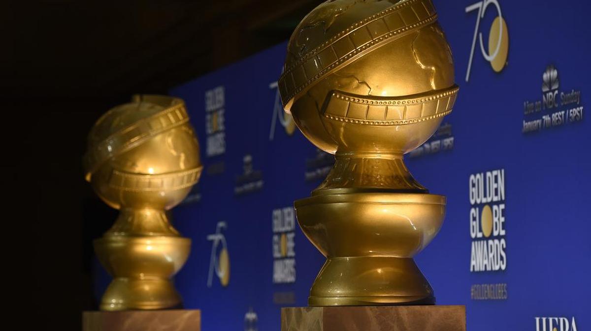 Foto de archivo del lunes 11 de diciembre de 2017 de las estatuas del Golden Globe aparecen en el escenario antes de las nominaciones para los 75º Premios Anuales del Globo de Oro en el hotel Beverly Hilton en Beverly Hills, California.