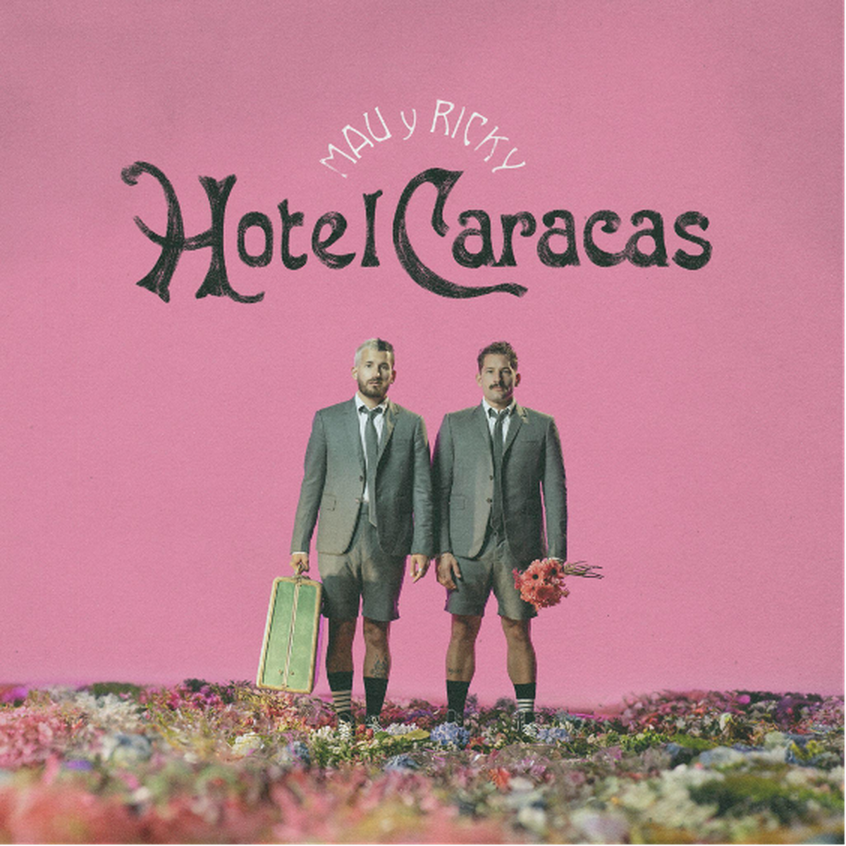 ‘Hotel Caracas’ incluye 15 canciones, videos musicales y un documental, rindiendo homenaje a su tierra natal, Venezuela, con una mezcla de sonidos latinos, pop y funk.