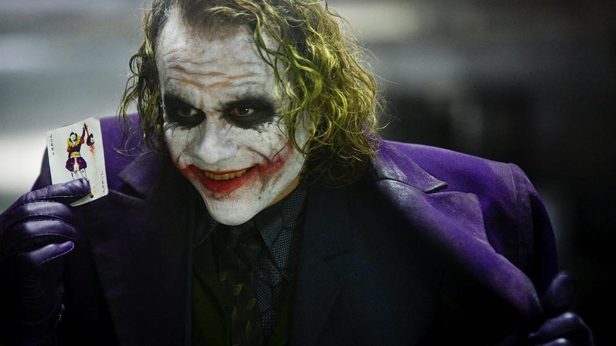 Heath Ledger interpretando al Joker en una escena de ‘The Dark Knight’ (2008).