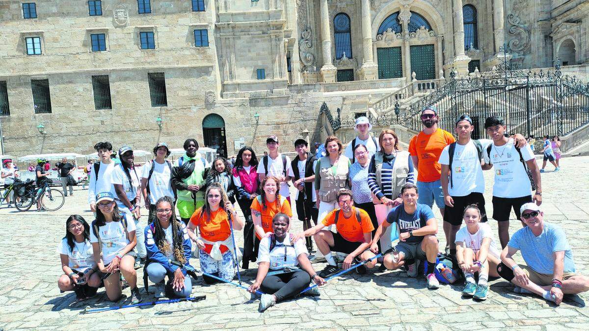 Estudiantes de España y Miami frente a la Catedral de Santiago de Compostela, luego de terminar el Camino de Santiago en julio de 2022. Desde el 2017, CIS University, una universidad estadounidense en Madrid, y la International Studies Foundation trabajan con Big Brothers Big Sisters de Miami para llevar a estudiantes de recursos limitados a vivir esta experiencia en España.