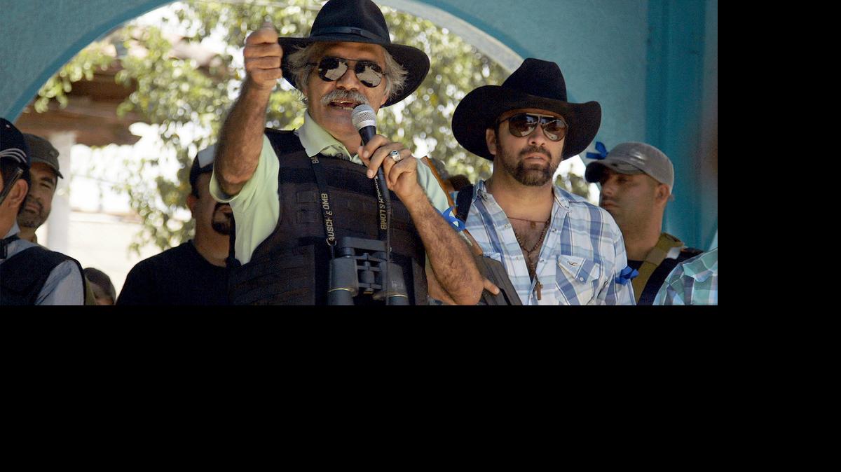 
Dr. José Mireles (centro) en el documental ‘Cartel Land’, dirigido por Matthew Heineman.
