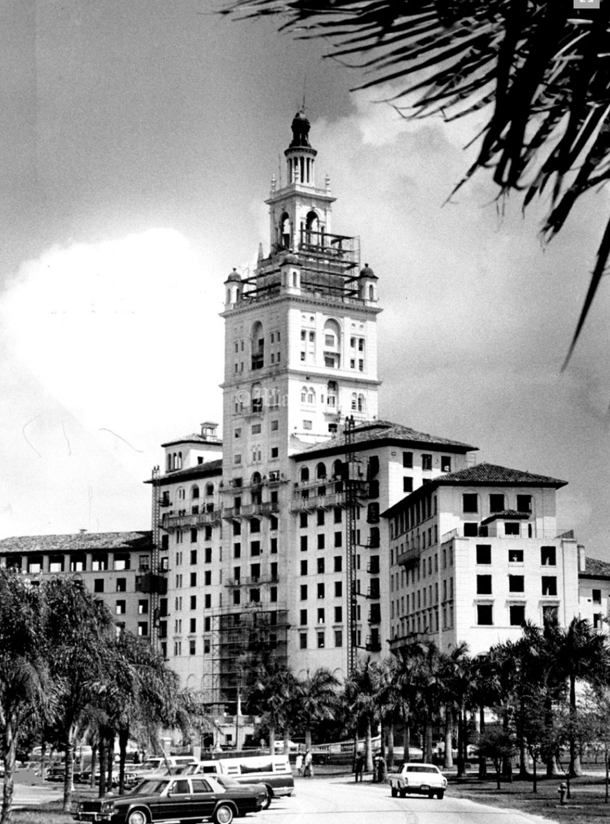 El Biltmore Hotel, uno de los más elegantes de Miami, en la bella Coral Gables, ha tenido muchas vidas y guarda muchas anécdotas. Fue un hospital de veteranos durante la II Guerra Mundial, ha recibido estrellas de cine y presidentes y tiene también su aura de misterio y hasta un crimen sin resolver.
