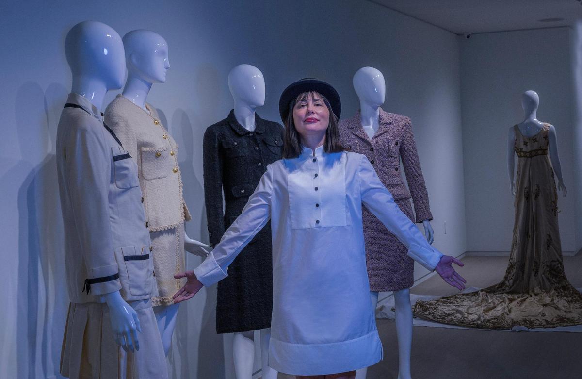 La escritora Wendy Guerra, que presenta su novela más reciente, ‘La costurera de Chanel’, el sábado 3 de mayo en la librería Books & Books de Coral Gables, posa junto a vestidos diseñados por Coco Chanel, parte de la colección de Paquita Parodi, que tiene su sede en un edificio restaurado en Wynwood, Miami.
