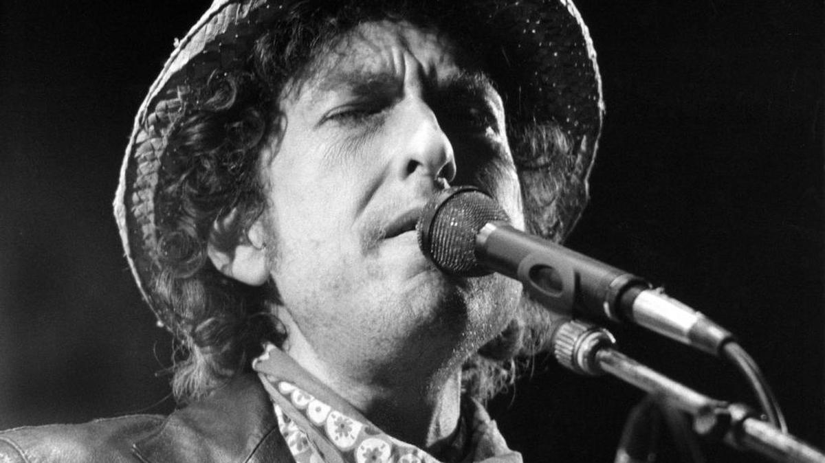 Foto de archivo tomada el 03 de junio de 1984 del cantante Bob Dylan durante un concierto en el estadio olímpico en Munich, Alemania meridional.