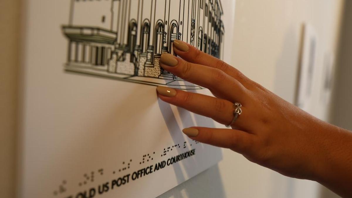 
La meta de la exposición es crear conciencia sobre la accesibilidad y los impedimentos visuales, y presentar formas alternativas para experimentar la arquitectura y el arte. 
