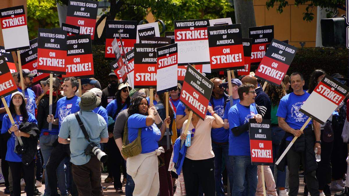 Miembros del Writers Guild of America piquetean frente a Disney Studios al inicio de la huelga, en Los Angeles, el pasado 2 de mayo. La WGA es el sindicato que representa a la mayoría de los escritores de cine y televisión en EEUU. La huelga se produce después de que semanas de negociaciones no lograron generar un contrato entre el gremio y la Alianza de Productores de Cine y Televisión (AMPTP), que negocia en nombre de los nueve estudios más grandes.