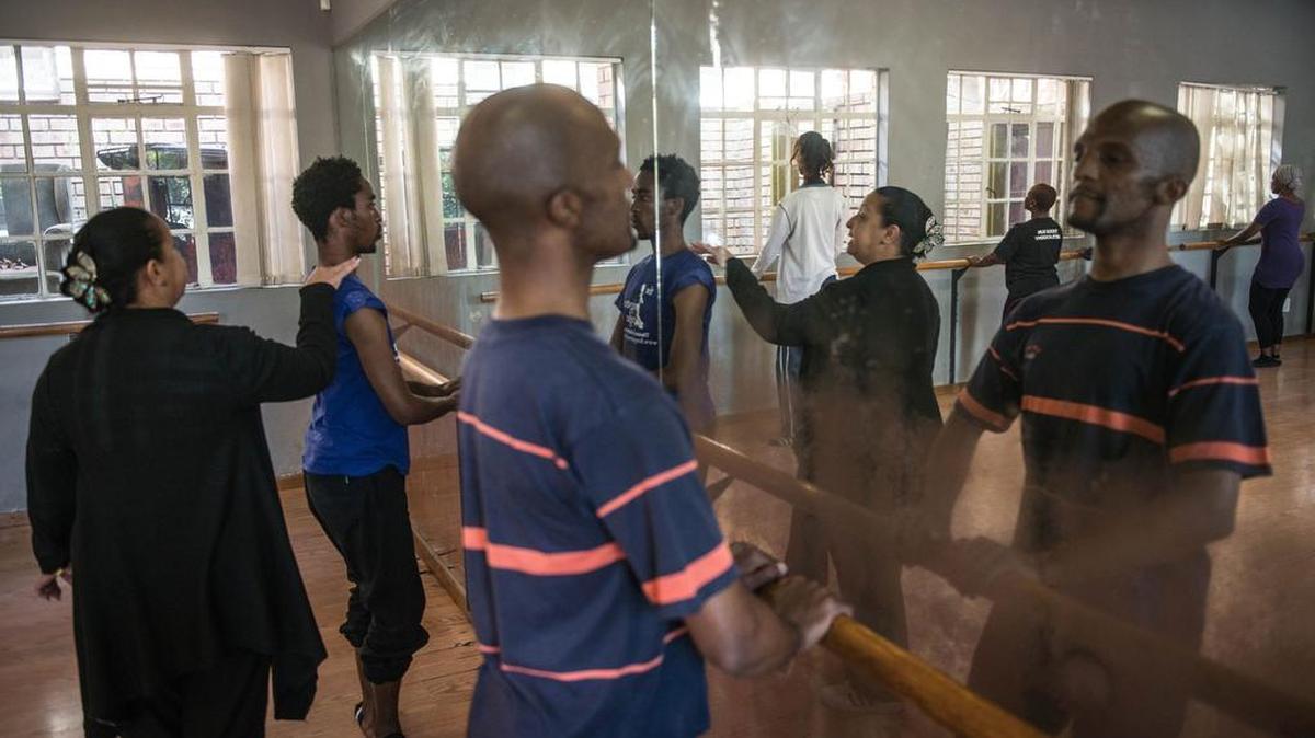 La profesora de danza cubana María Torguet enseña ballet clásico en una sala en Johannesburgo el 31 de mayo de 2016.