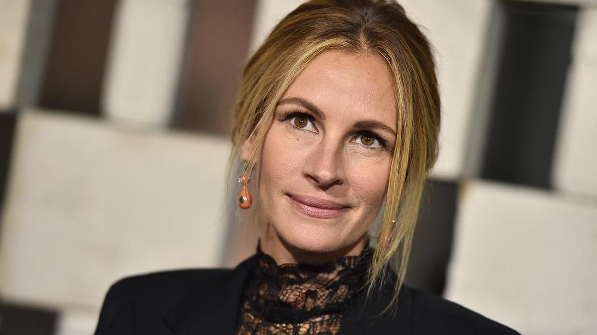 El papel de Julia Roberts es una mezcla de dos que aparecían en la cinta original, aunque se inspira principalmente en el de Guillermo Francella.