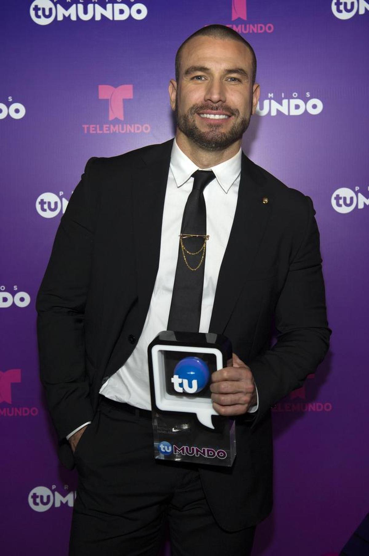 El actor mexicano Rafael Amaya posa con el galardón recibido durante los Premios Tu Mundo.