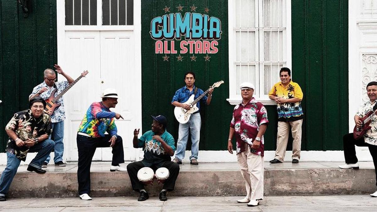 
Los Cumbia All Stars debutan esta noche en los jardines del Koubek Center.
