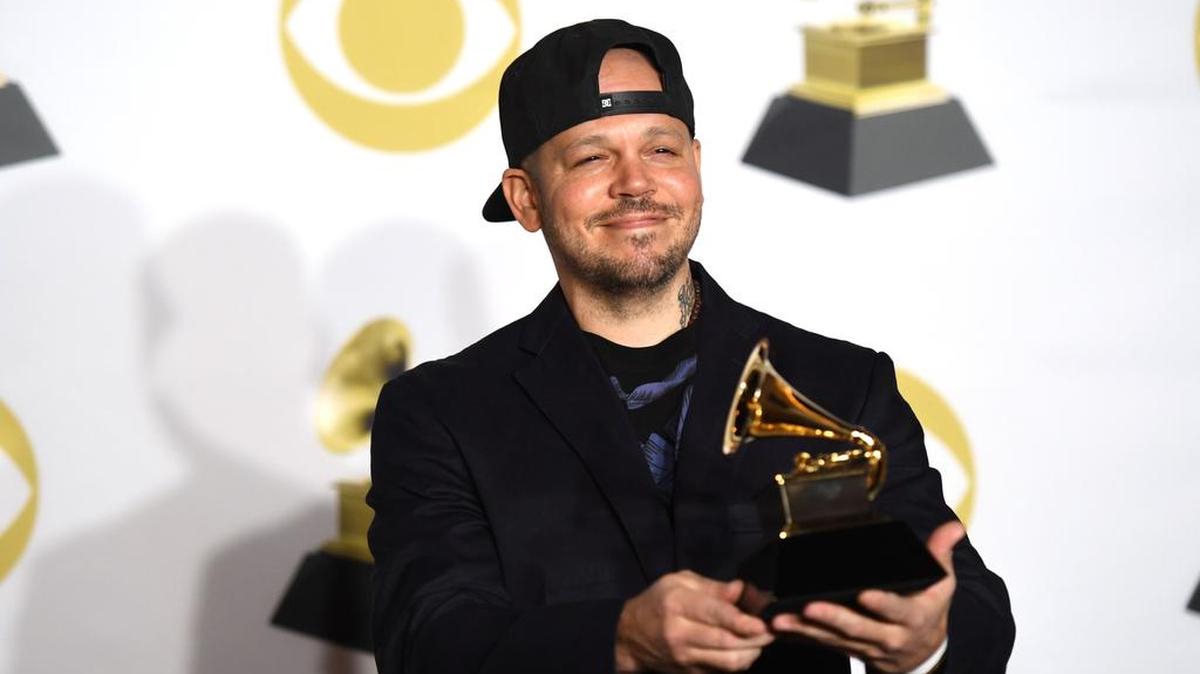 Residente sostiene su premio mejor álbum de rock, música urbana o alternativa latina, en los premios Grammy celebramos el 28 de enero de 2018, en Nueva York.