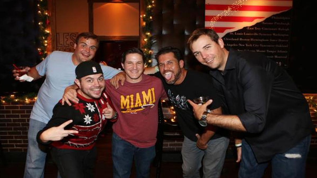 
Calvin, Lorenzo, Ernie, Joe y Mitch disfrutan de la variedad que ofrece Will Call, un bar en el centro de la acción en el ‘downtown’ de Miami.
