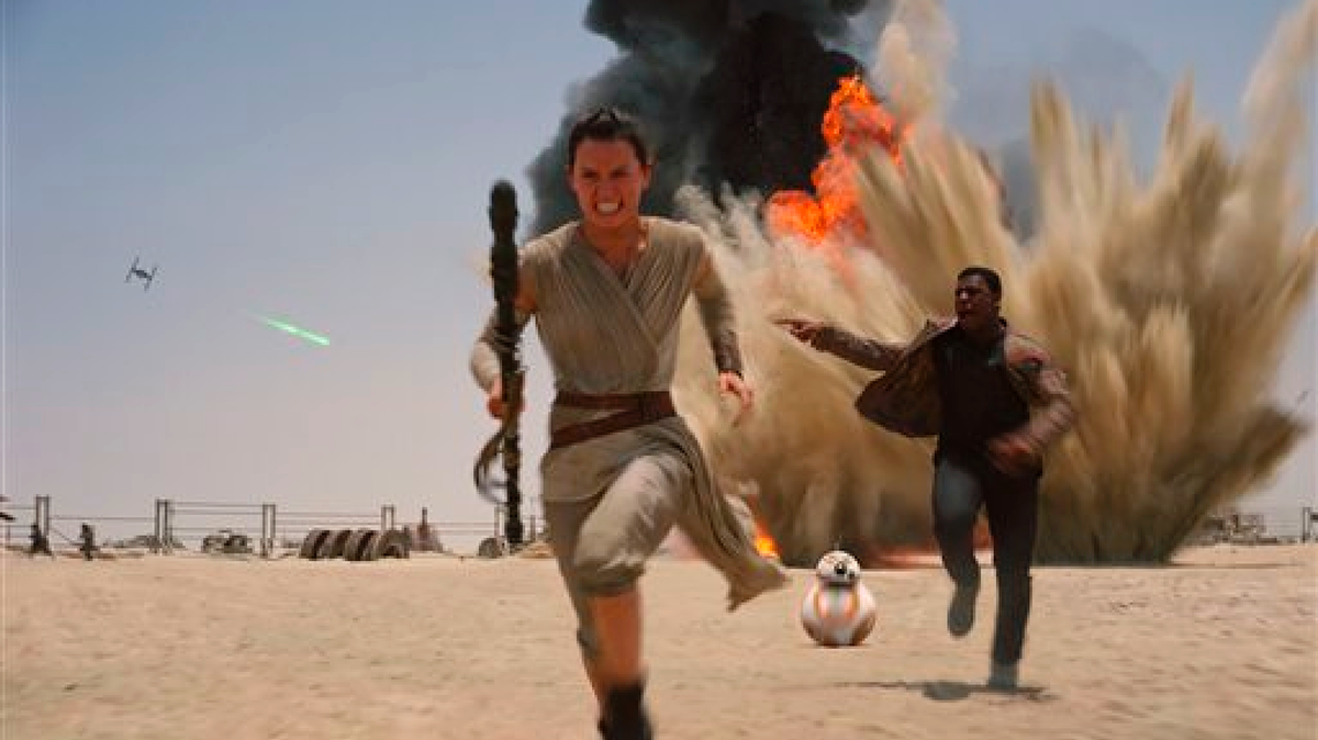 Daisey Ridley, Rey (izq.), y John Boyega, Finn, en una escena de la nueva “Star Wars: el despertar de la fuerza”.