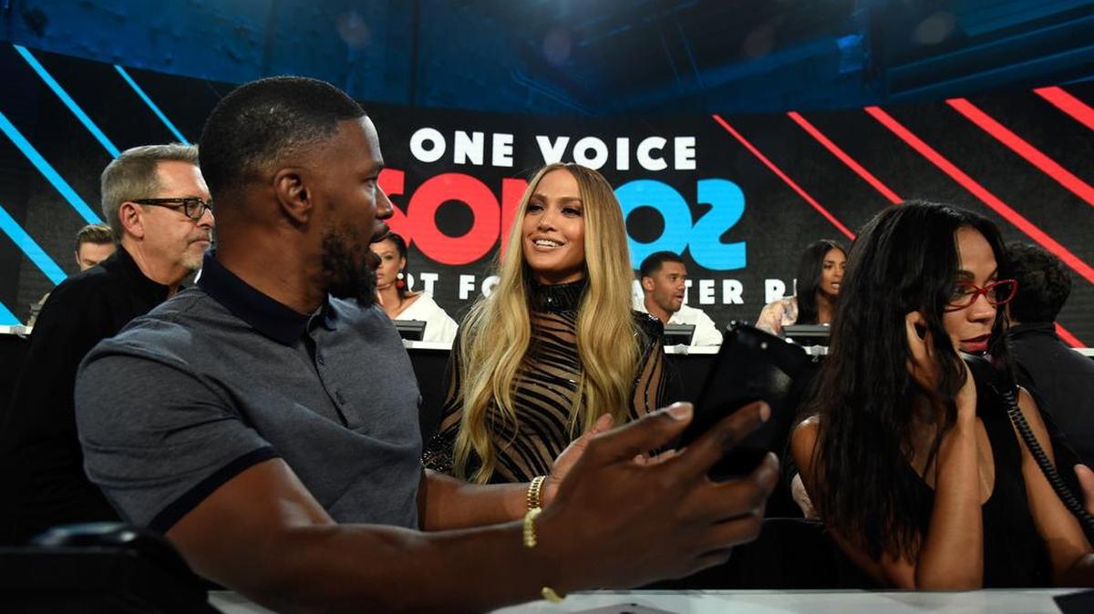 Los actores Jamie Foxx y Jennifer López durante el concierto “One Voice: Somos Live!” en California, el 14 de octubre de 2017.